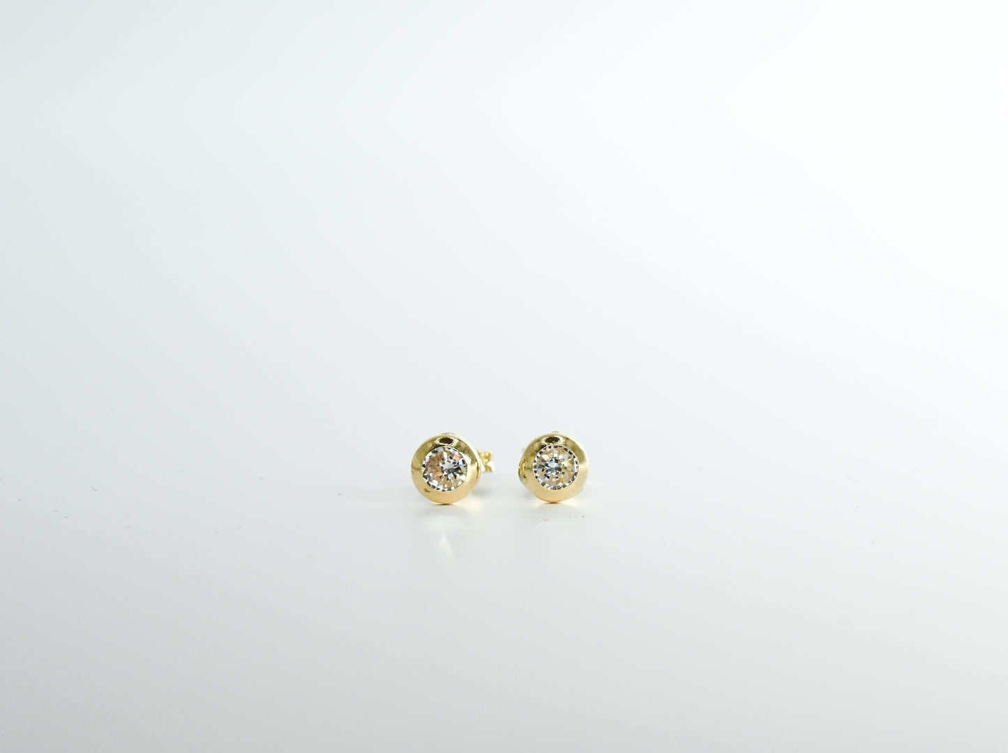 14 karaat gouden oorstekers met een zirkoniasteen