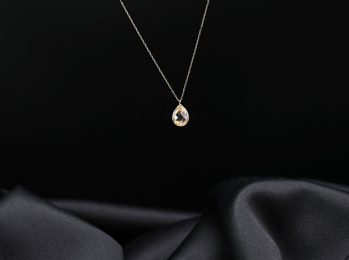 14 karaat gouden ketting met zirkonia in druppelvorm