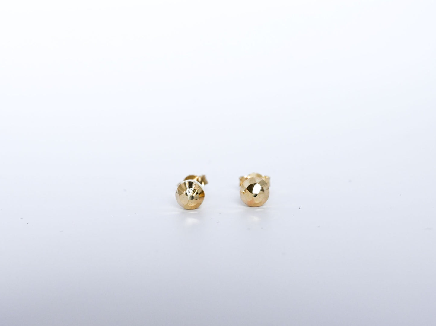 14 karaat gouden oorstekers met een gegraveerd design