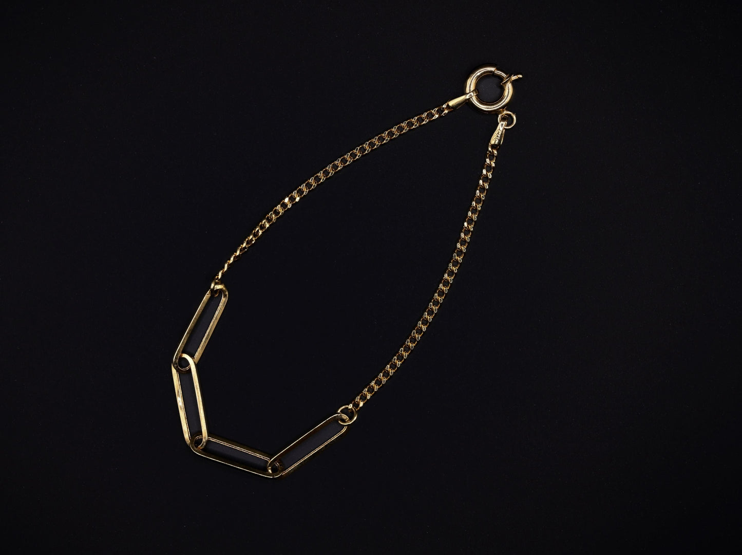 Een massieve 14 karaat gouden schakelarmband