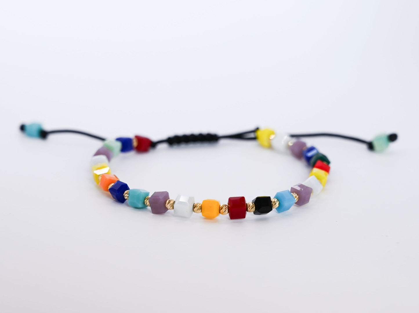 onze unieke armband die 14 karaat gouden kralen combineert met een explosie van kleurrijke kralen.