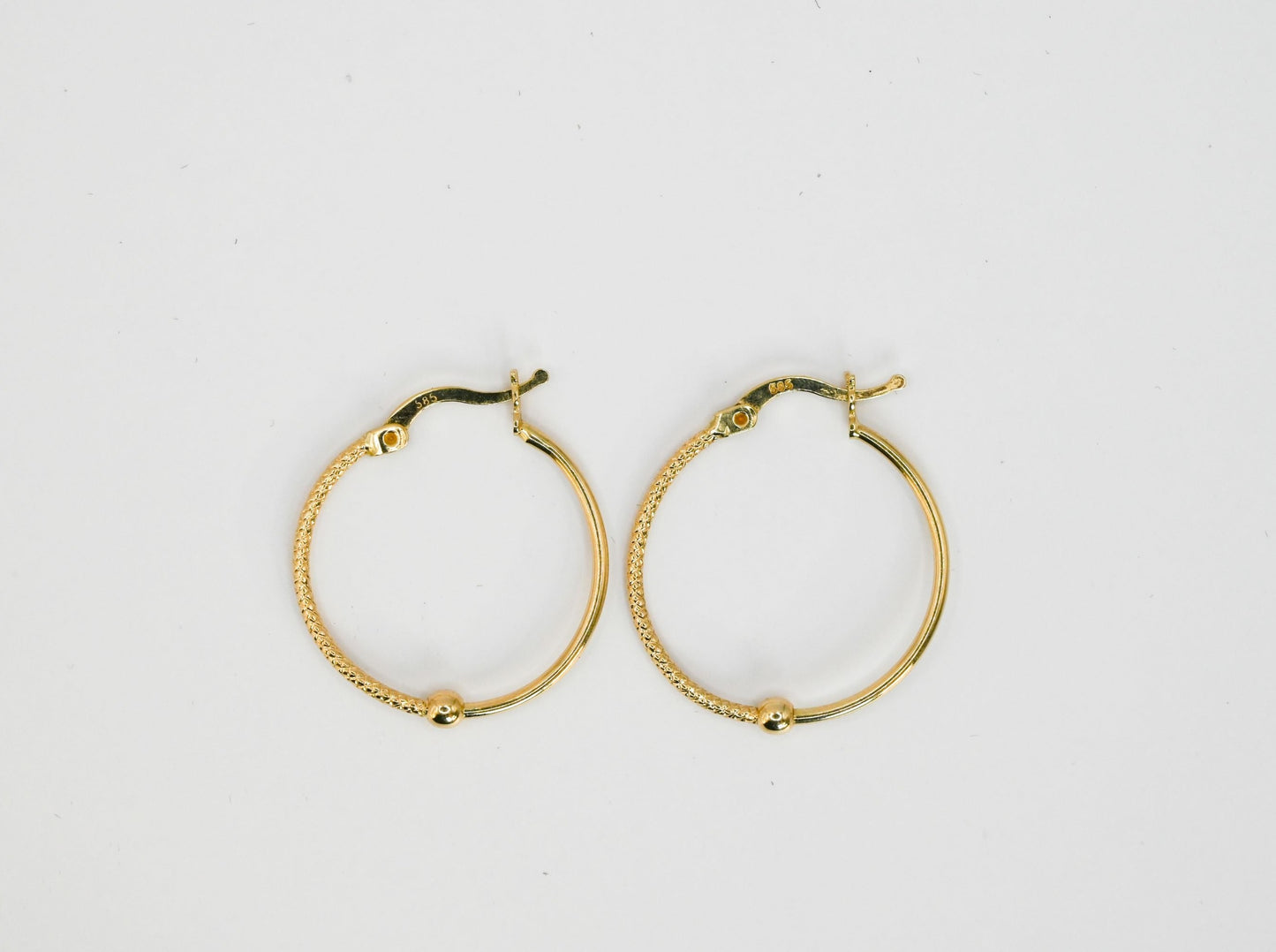 14 karaat gouden hoepelvormige oorbellen met een uniek design