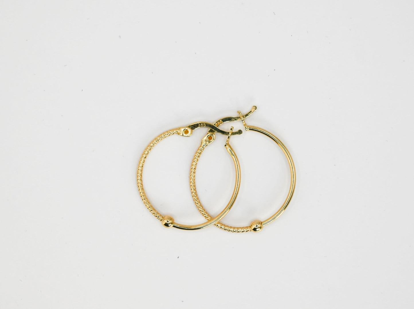 14 karaat gouden hoepelvormige oorbellen met een uniek design