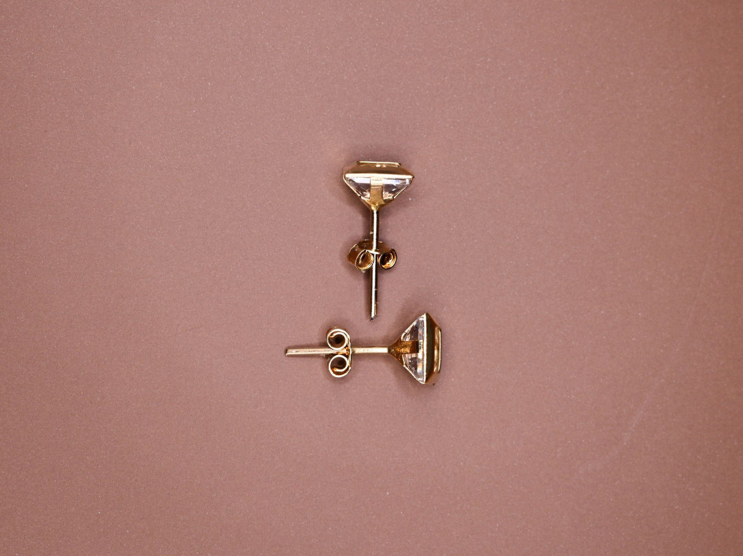 14 karaat gouden vierkante oorstekers met zirkonia