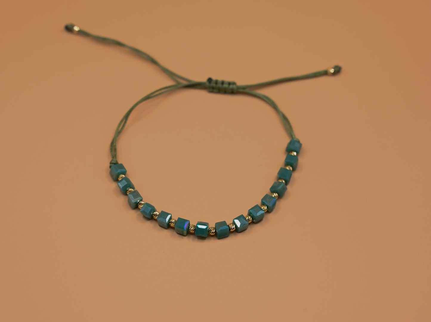 Een elegante, chique, groene armband met 14 karaat gouden kralen