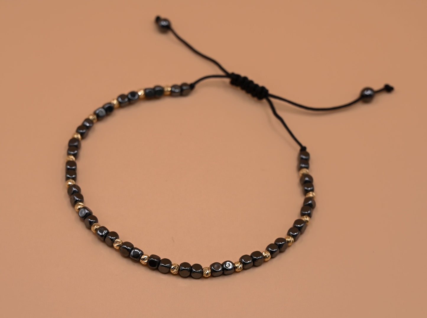 Kralenarmband met keramieken en gouden bolletjeskralen: stijlvol & rebels