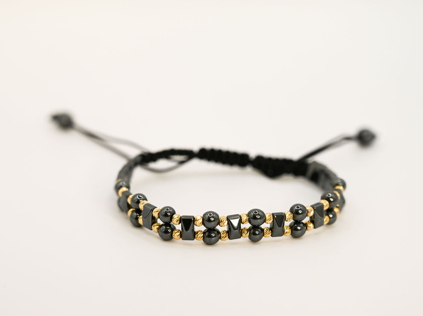 Kralenarmband met antraciet keramiek en goud: stijlvol & rebels