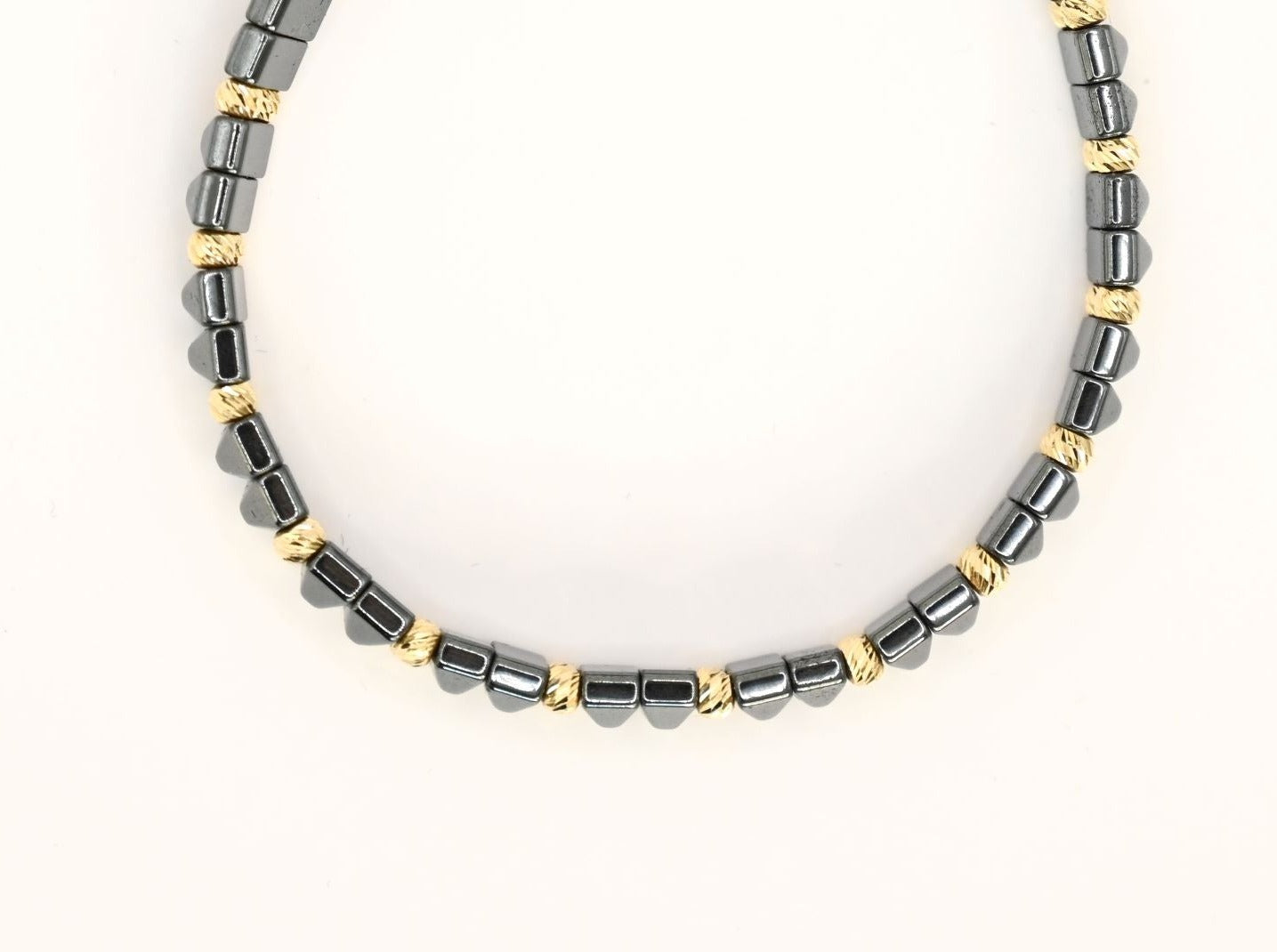 Geometrische, gouden en keramische kralenarmband: Stijlvol & uniek