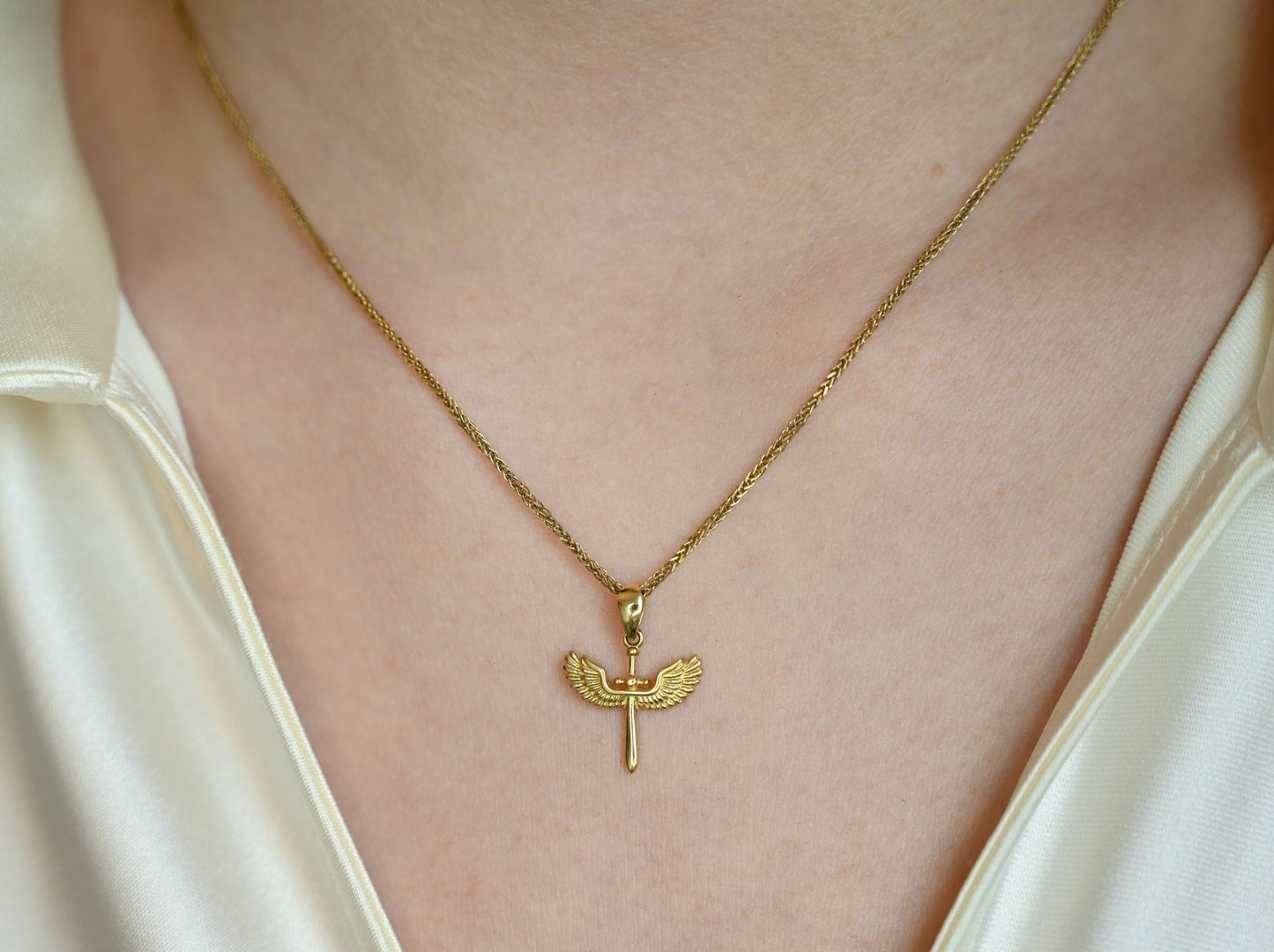 14 karaat gouden hanger in zwaardvorm