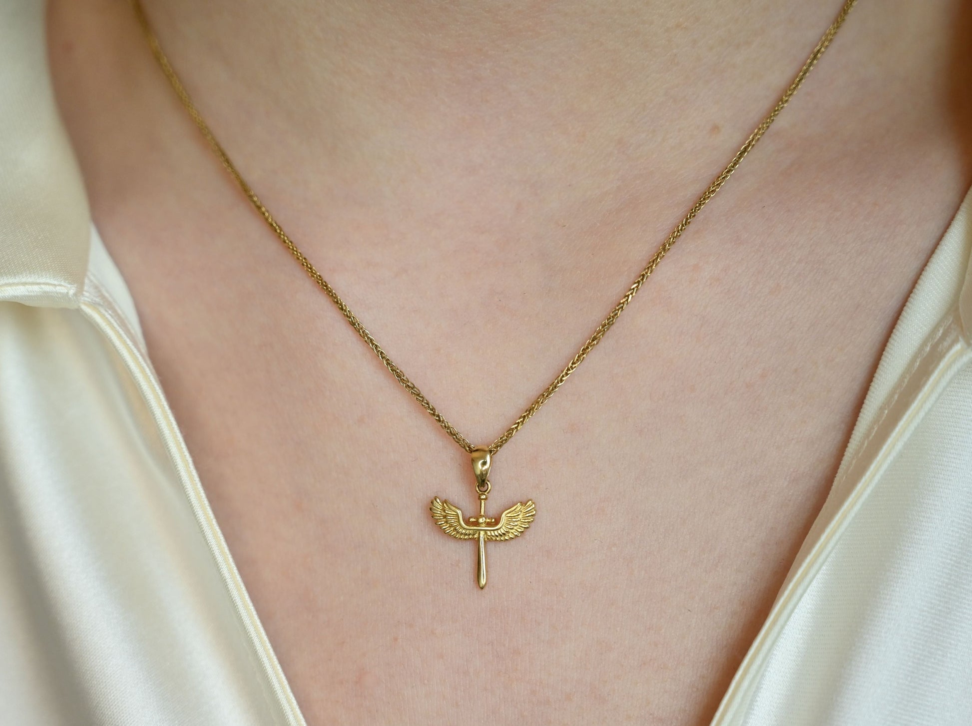 14 karaat gouden hanger in zwaardvorm