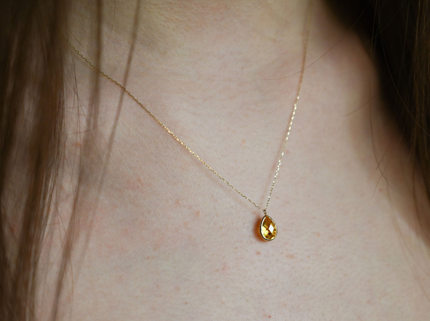 14 karaat gouden ketting met een druppelvormige, gele hanger