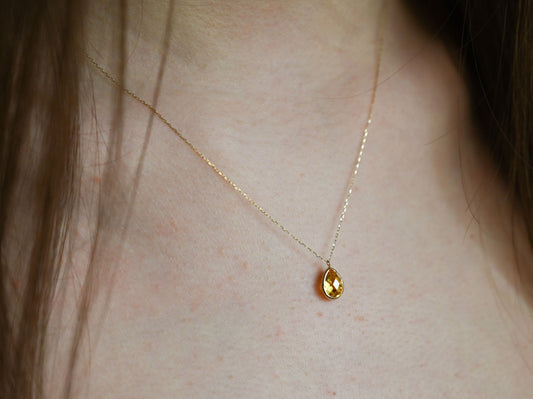 14 karaat gouden ketting met een druppelvormige, gele hanger
