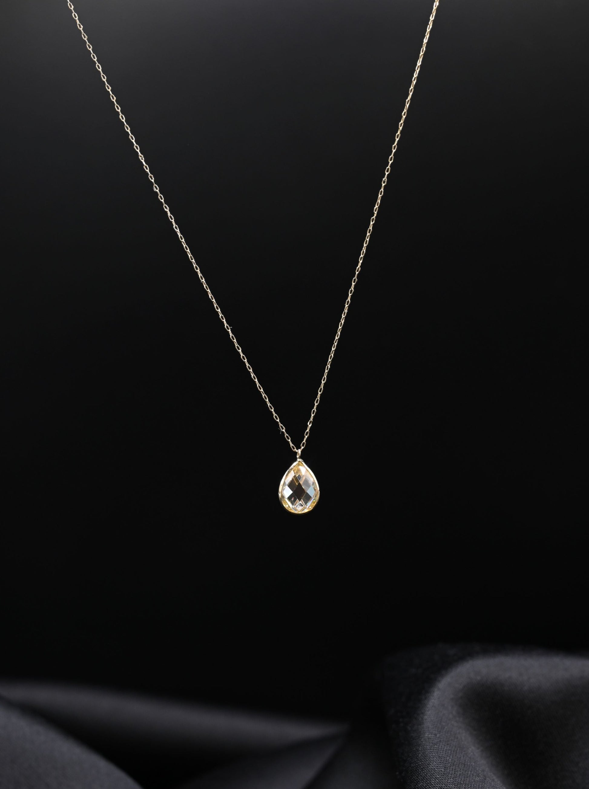 14 karaat gouden ketting met zirkonia in druppelvorm
