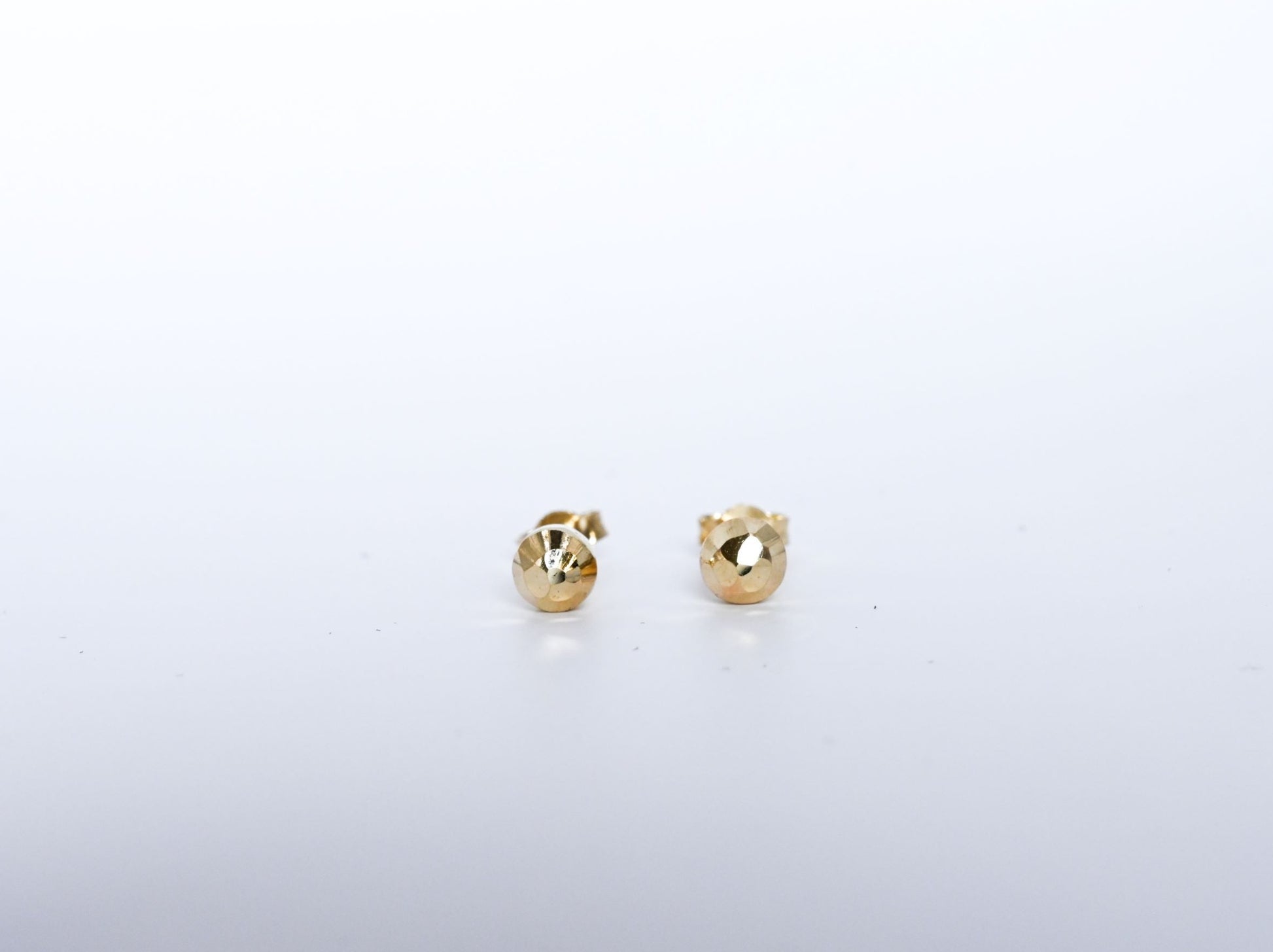  14 karaat gouden oorstekers met een gegraveerd design