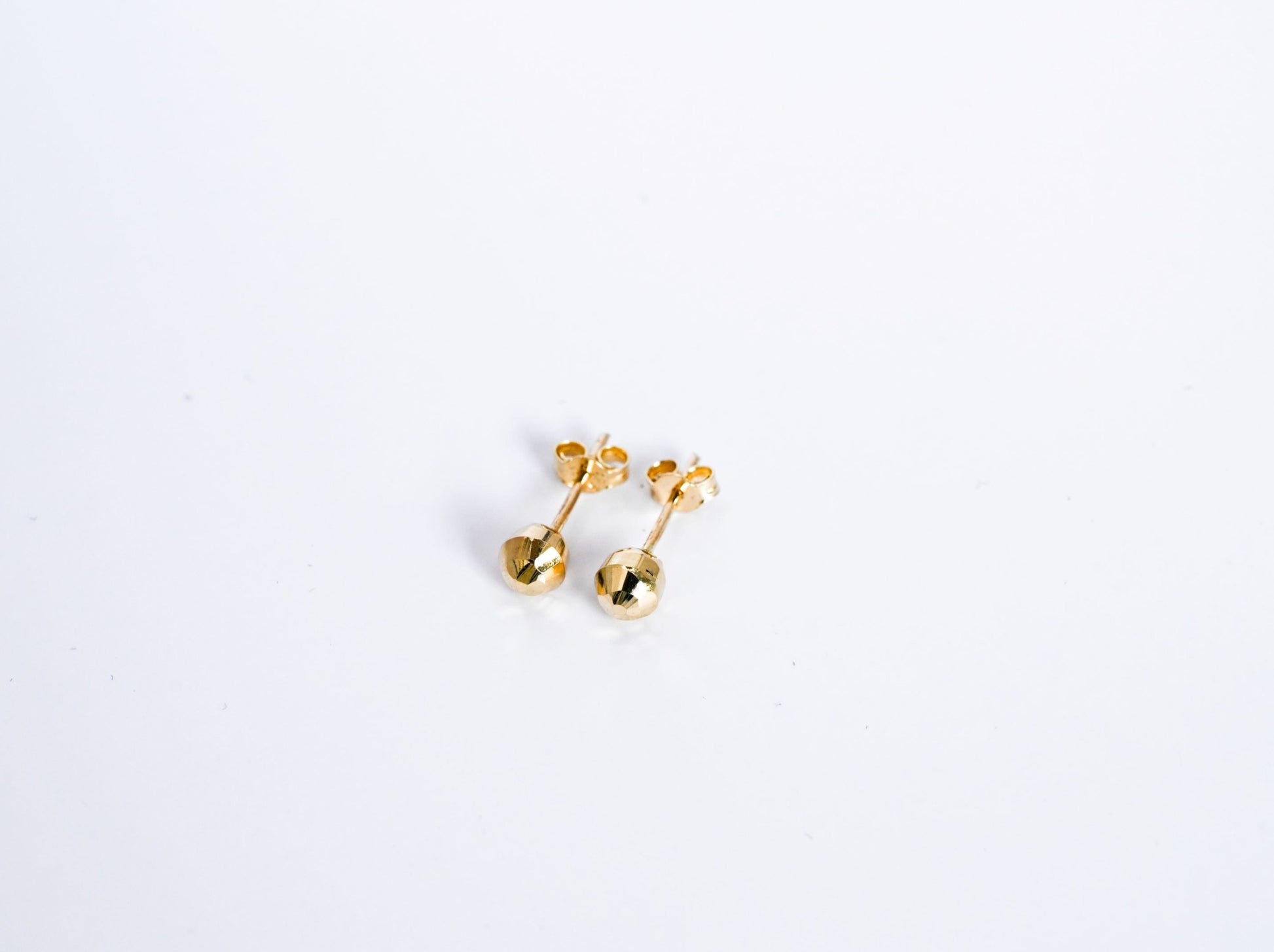  14 karaat gouden oorstekers met een gegraveerd design