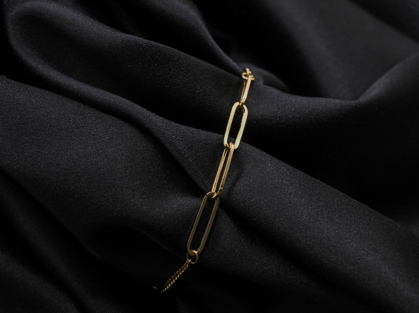 Een massieve 14 karaat gouden schakelarmband