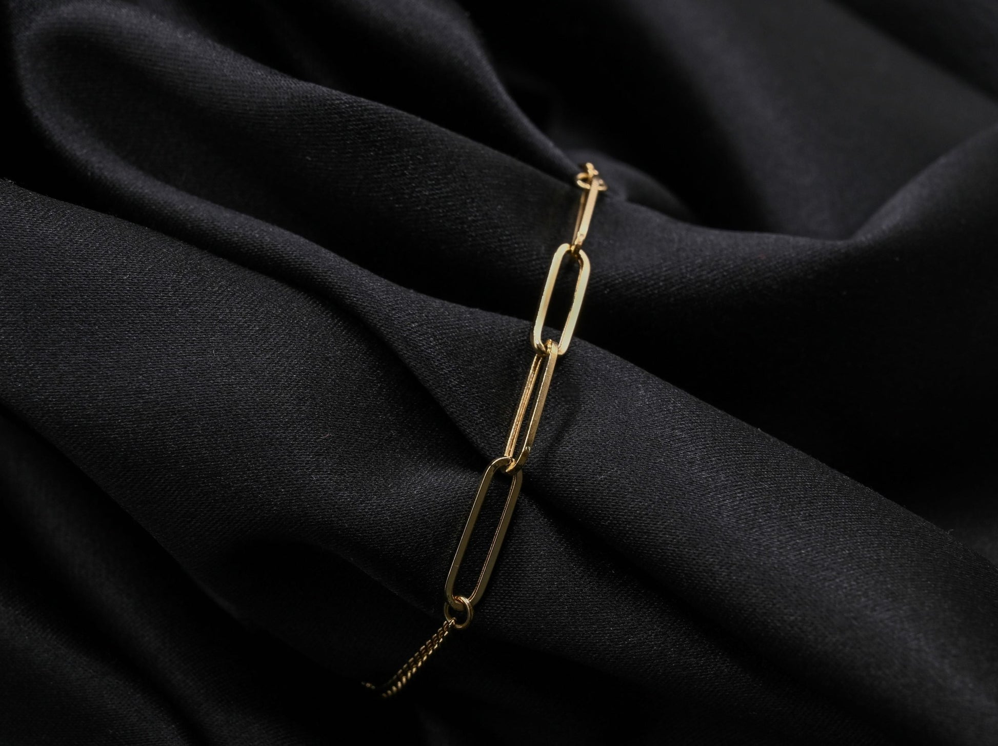 Een massieve 14 karaat gouden schakelarmband