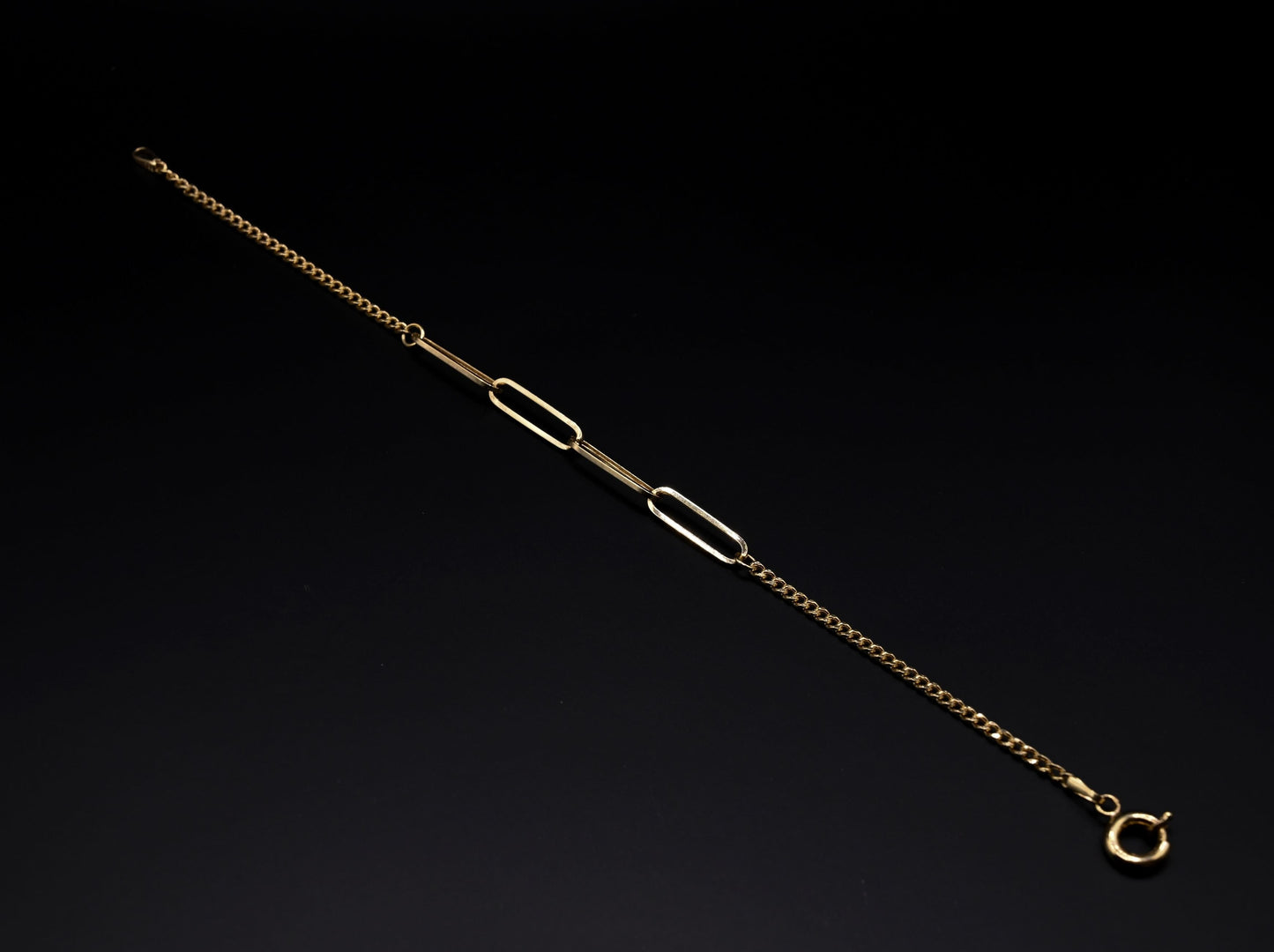 Een massieve 14 karaat gouden schakelarmband
