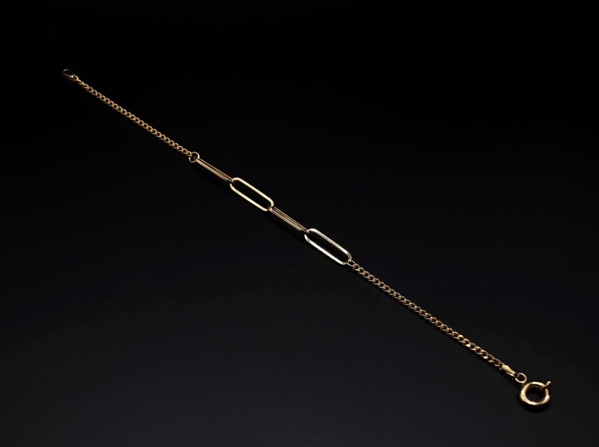 Een massieve 14 karaat gouden schakelarmband