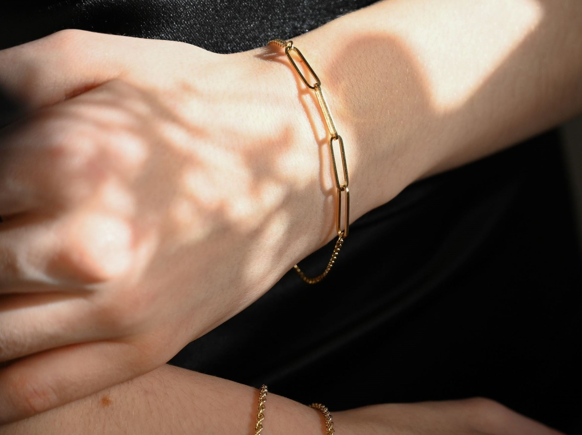 Een massieve 14 karaat gouden schakelarmband