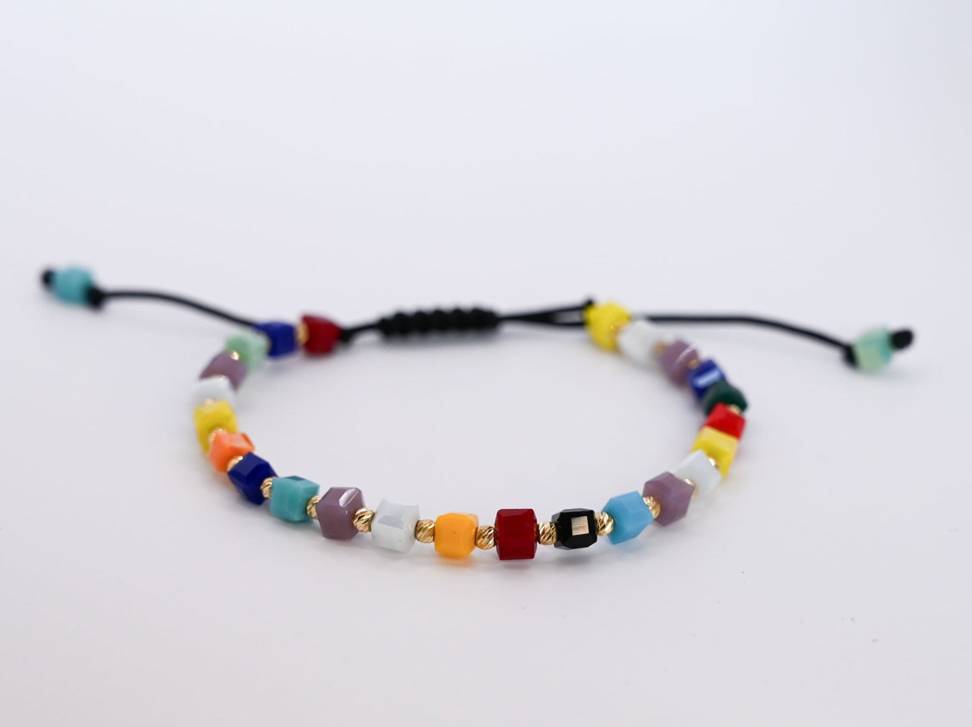 onze unieke armband die 14 karaat gouden kralen combineert met een explosie van kleurrijke kralen.