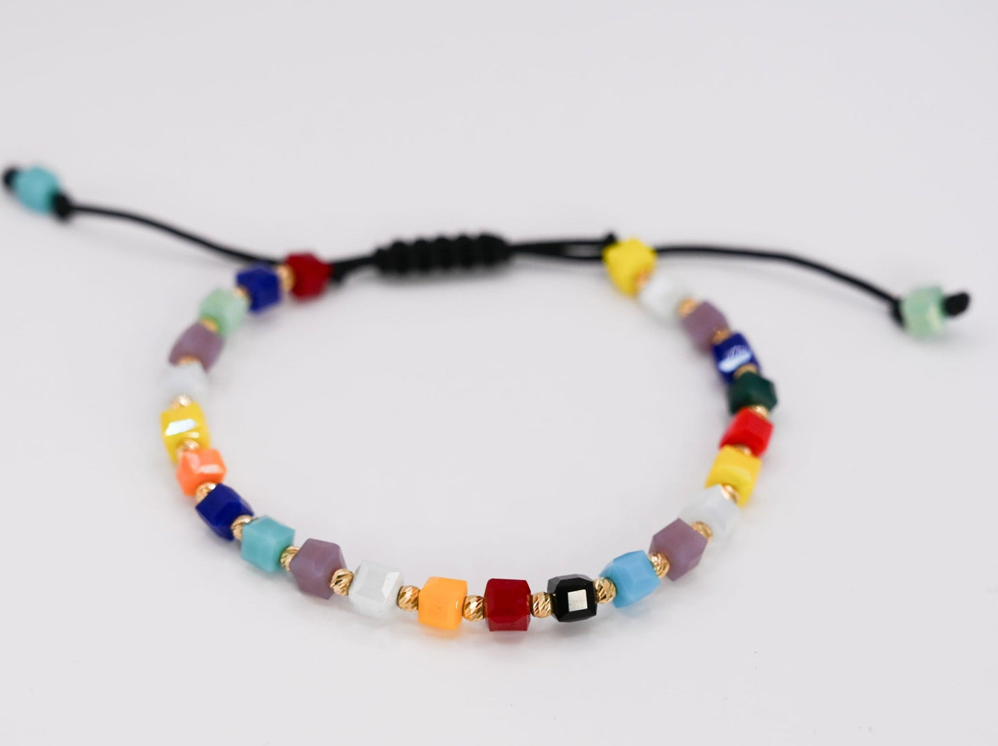 onze unieke armband die 14 karaat gouden kralen combineert met een explosie van kleurrijke kralen.