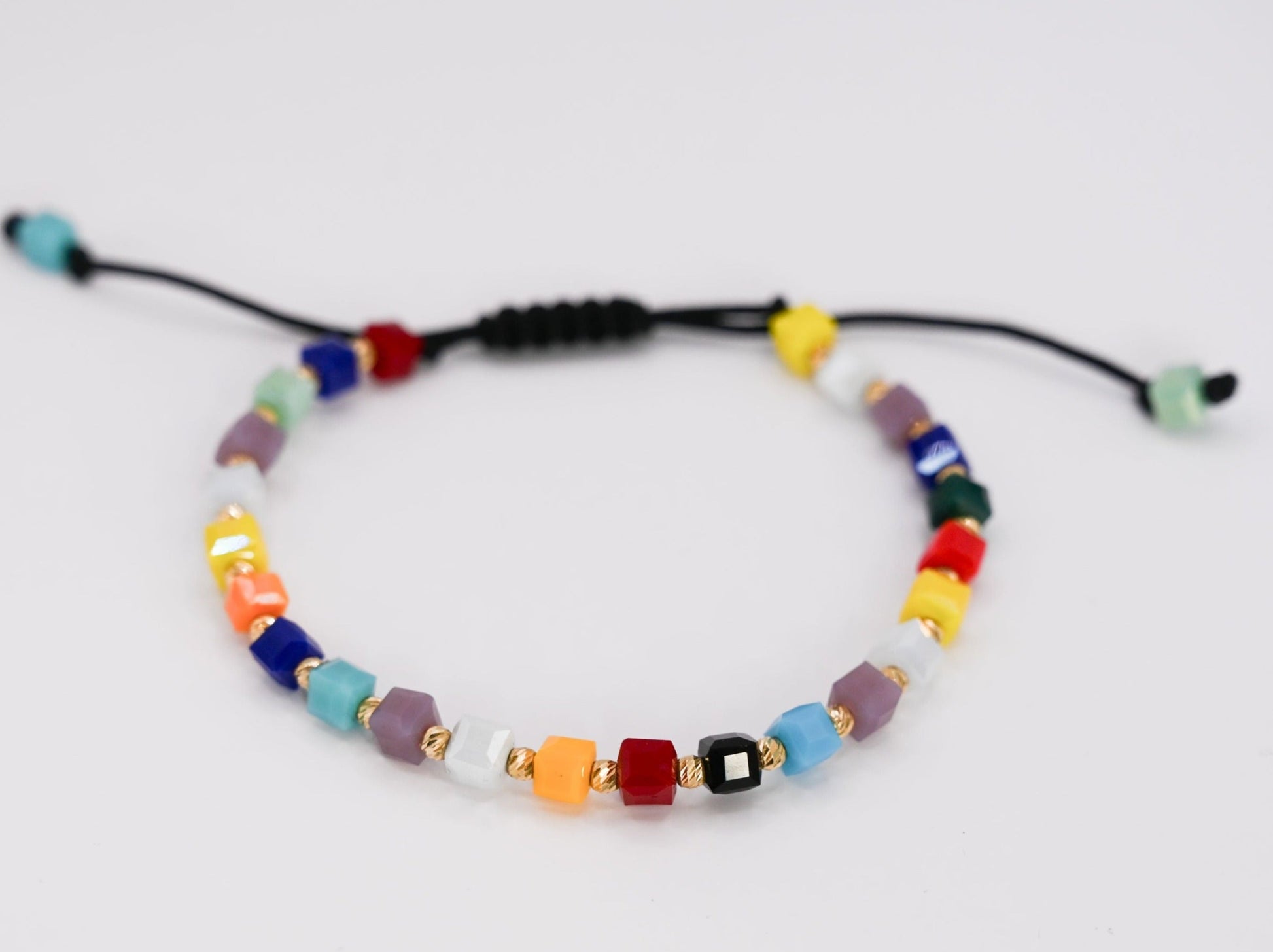 onze unieke armband die 14 karaat gouden kralen combineert met een explosie van kleurrijke kralen.