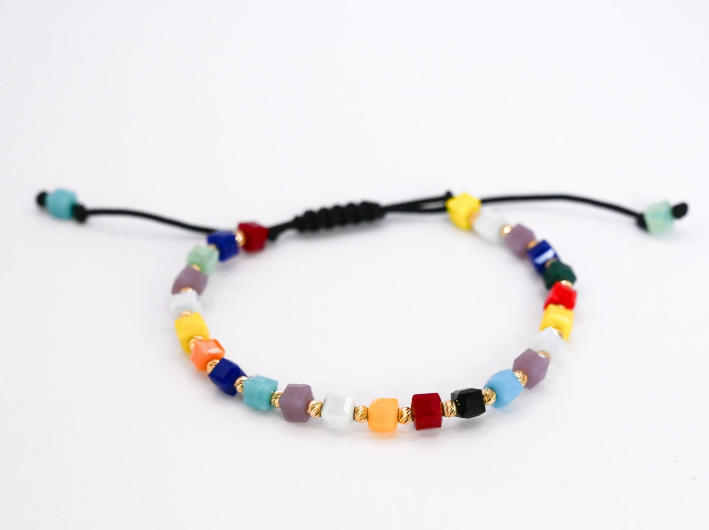 onze unieke armband die 14 karaat gouden kralen combineert met een explosie van kleurrijke kralen.