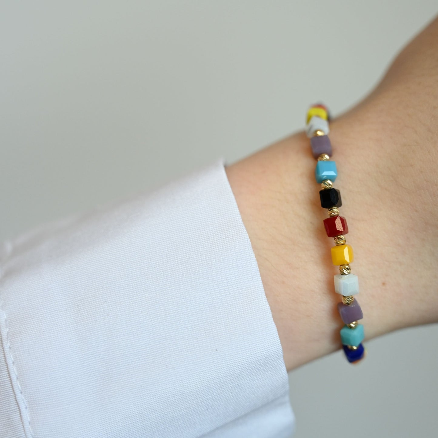 Colourfulrebellion kleurrijke kralen armband met 14 karaat gouden bedels