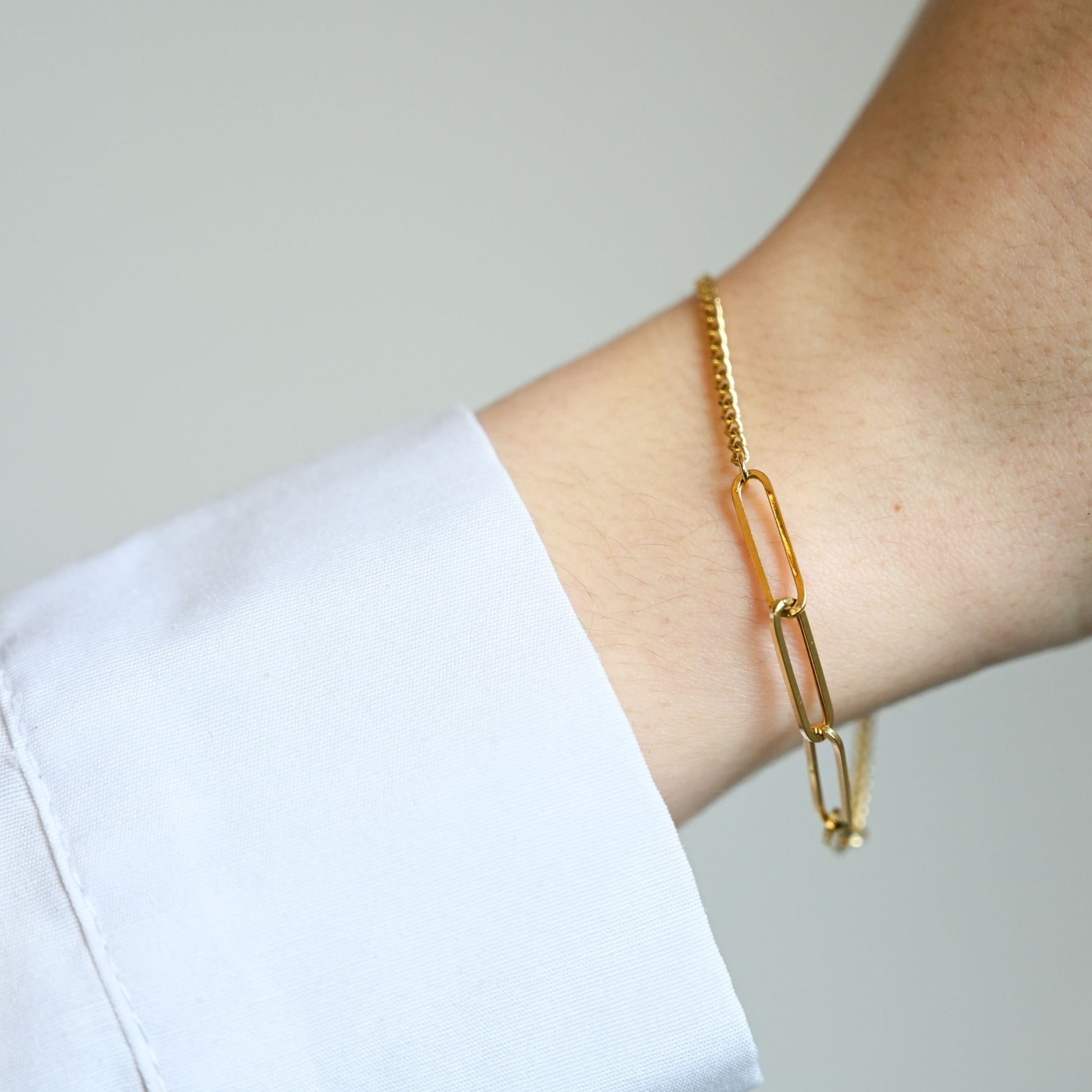 Een massieve 14 karaat gouden schakelarmband