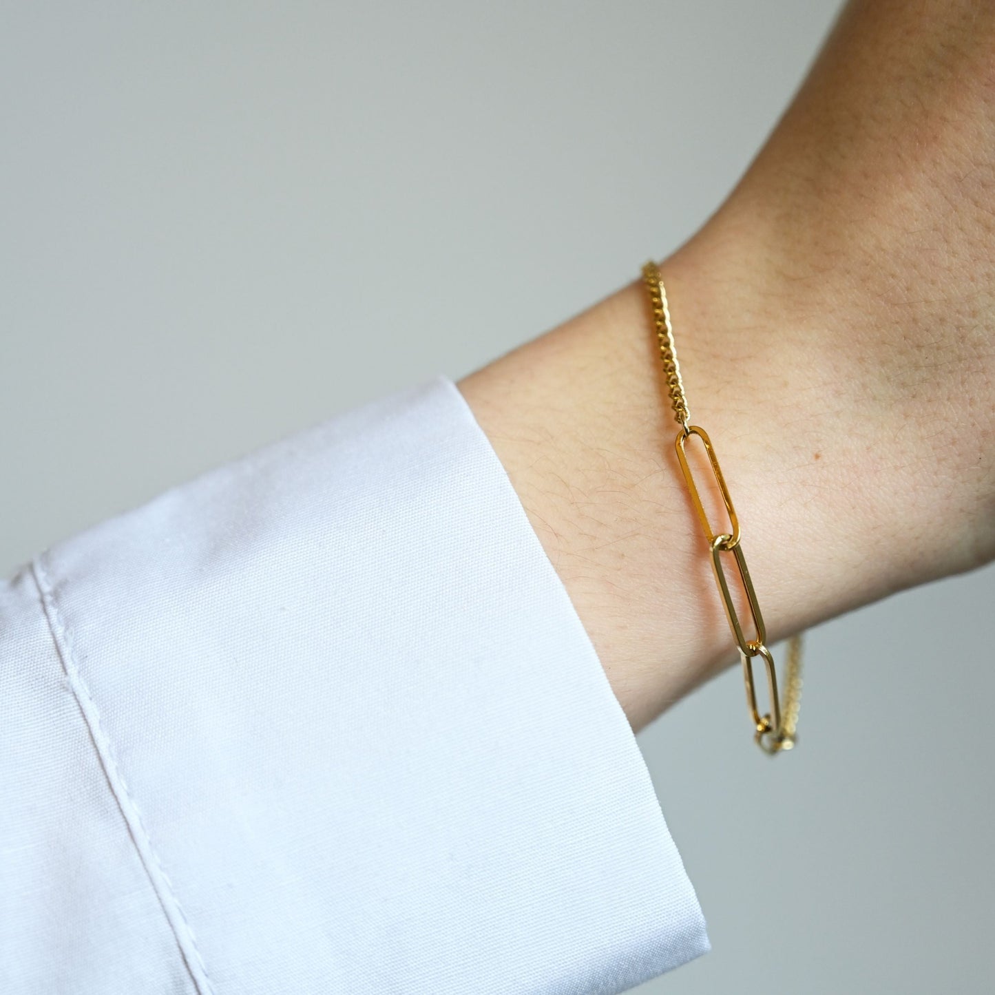 Een massieve 14 karaat gouden schakelarmband