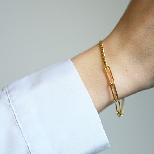 Een massieve 14 karaat gouden schakelarmband
