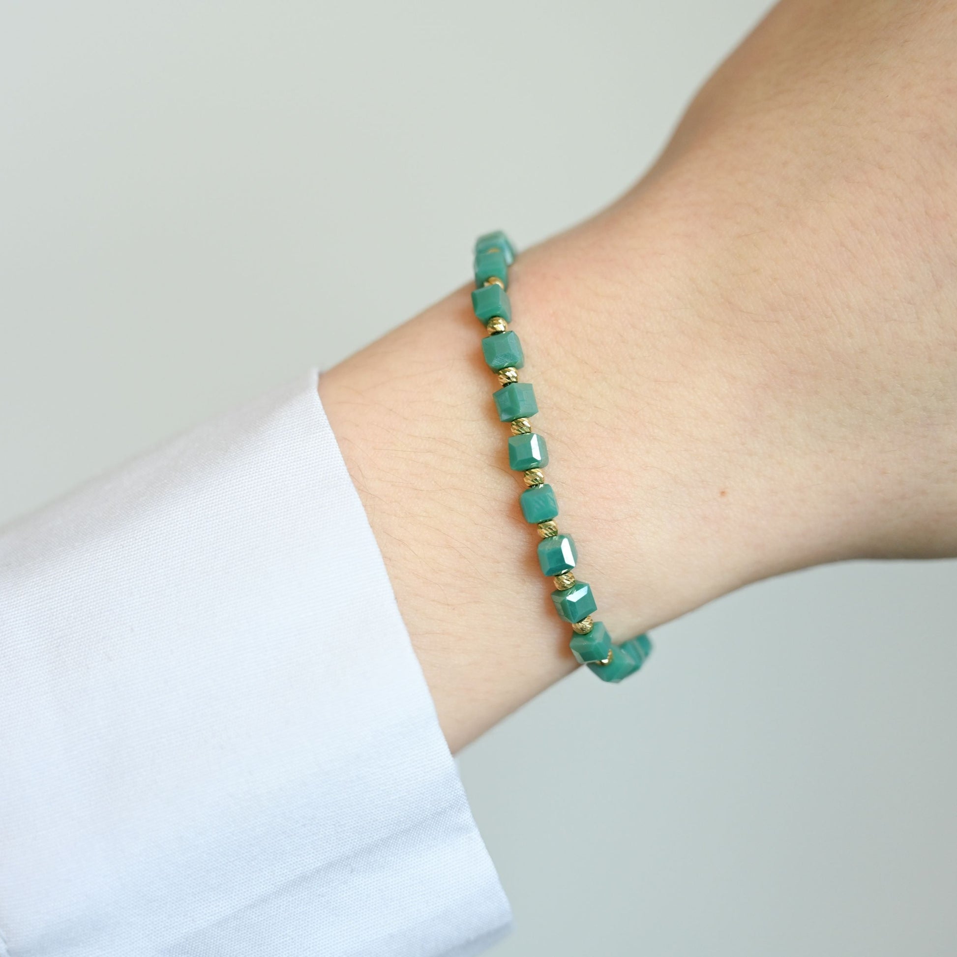 Green Goddess Een elegante, chique armband met 14 karaat gouden kralen