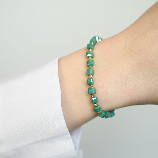 Green Goddess Een elegante, chique armband met 14 karaat gouden kralen