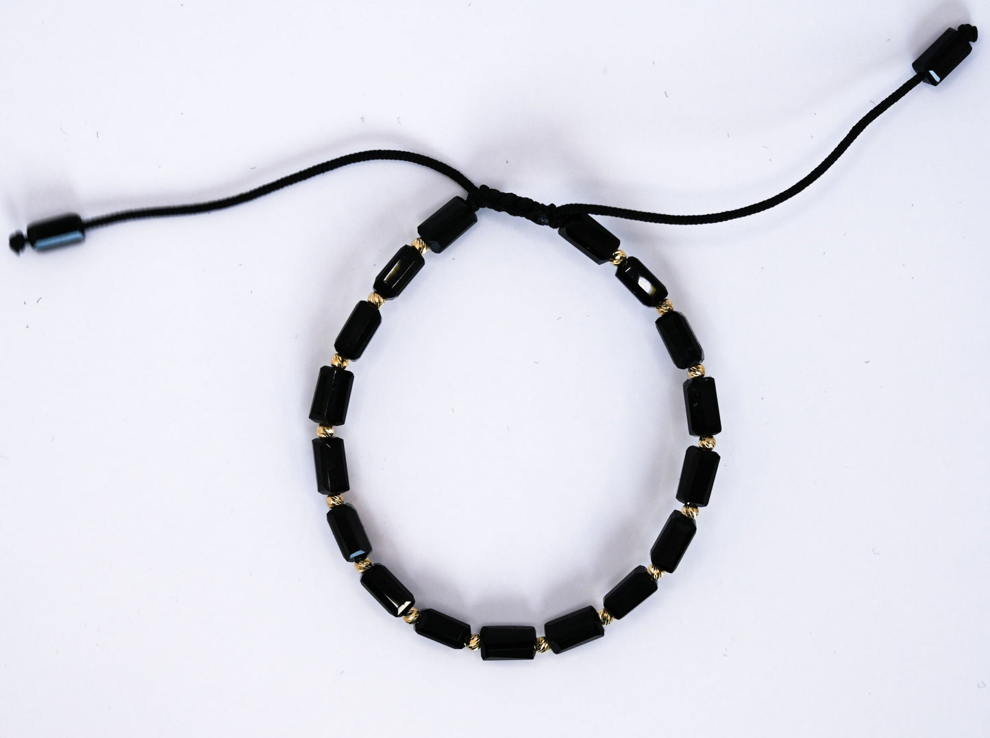 Stijlvolle en minimalistische armband met 14 karaat gouden kralen