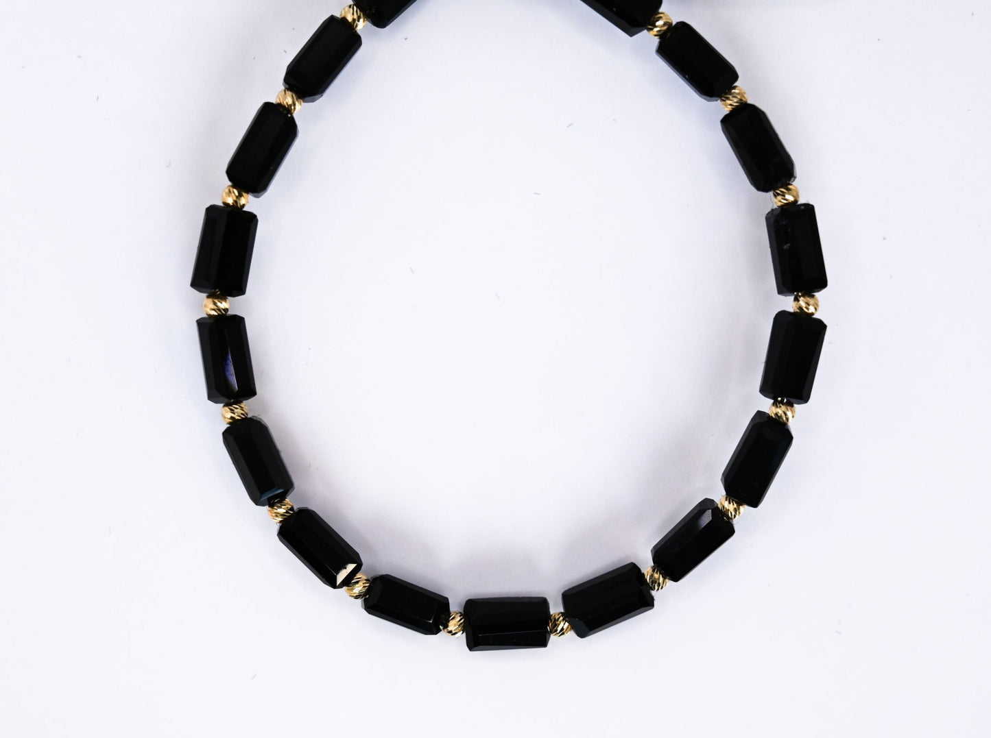 Stijlvolle en minimalistische armband met 14 karaat gouden kralen