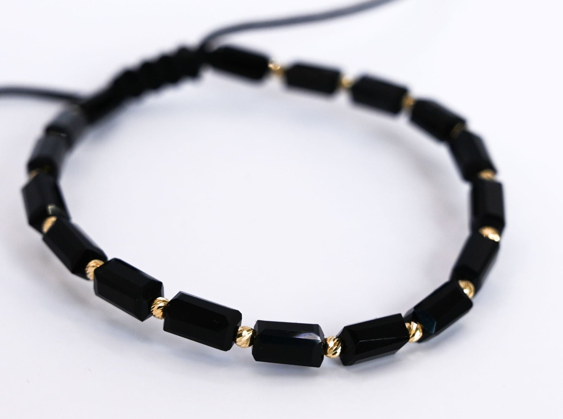 Stijlvolle en minimalistische armband met 14 karaat gouden kralen