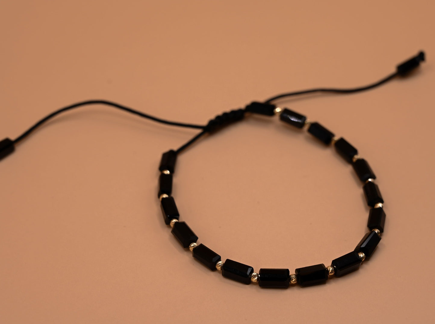 Stijlvolle en minimalistische armband met 14 karaat gouden kralen