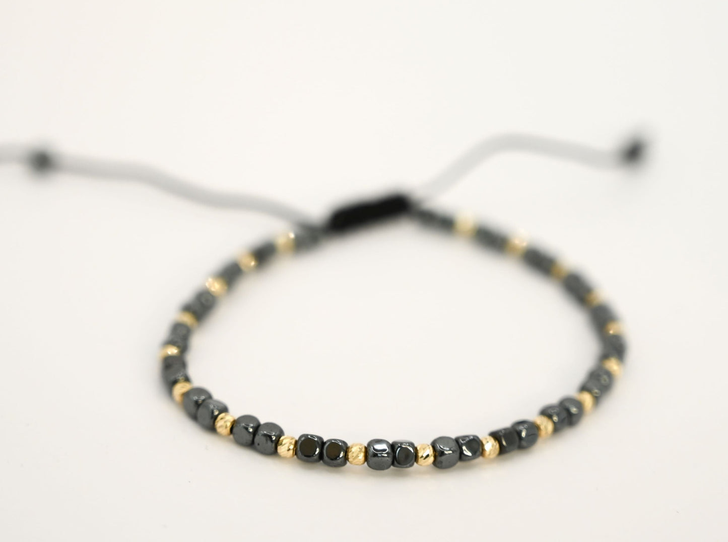 Kralenarmband met keramieken en gouden bolletjeskralen: stijlvol & rebels