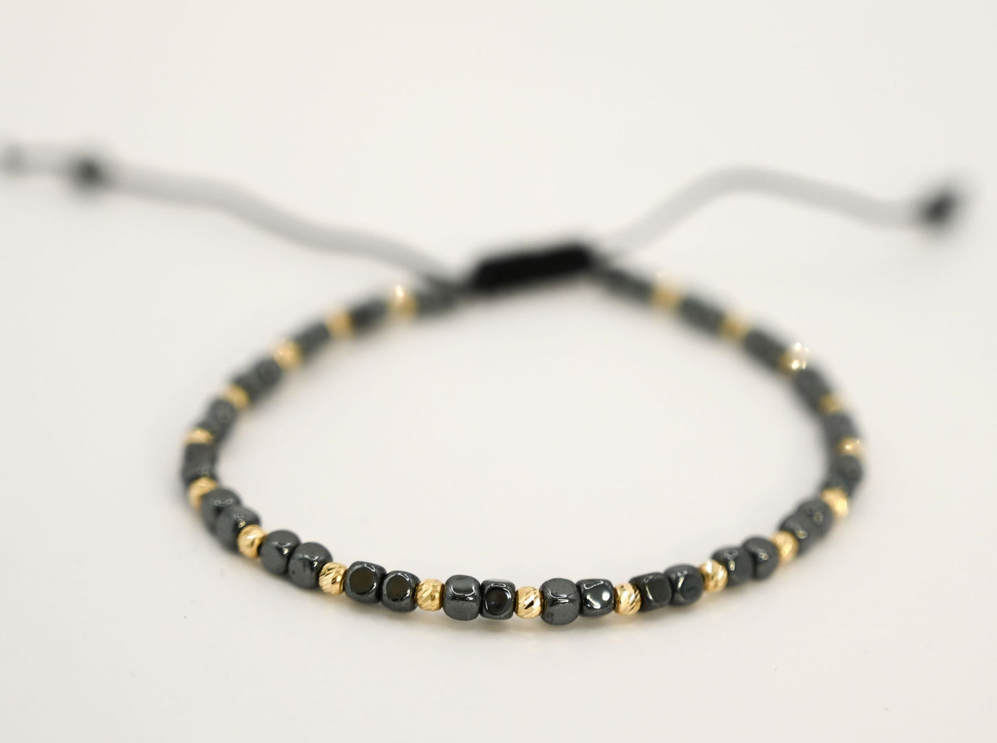 Kralenarmband met keramieken en gouden bolletjeskralen: stijlvol & rebels