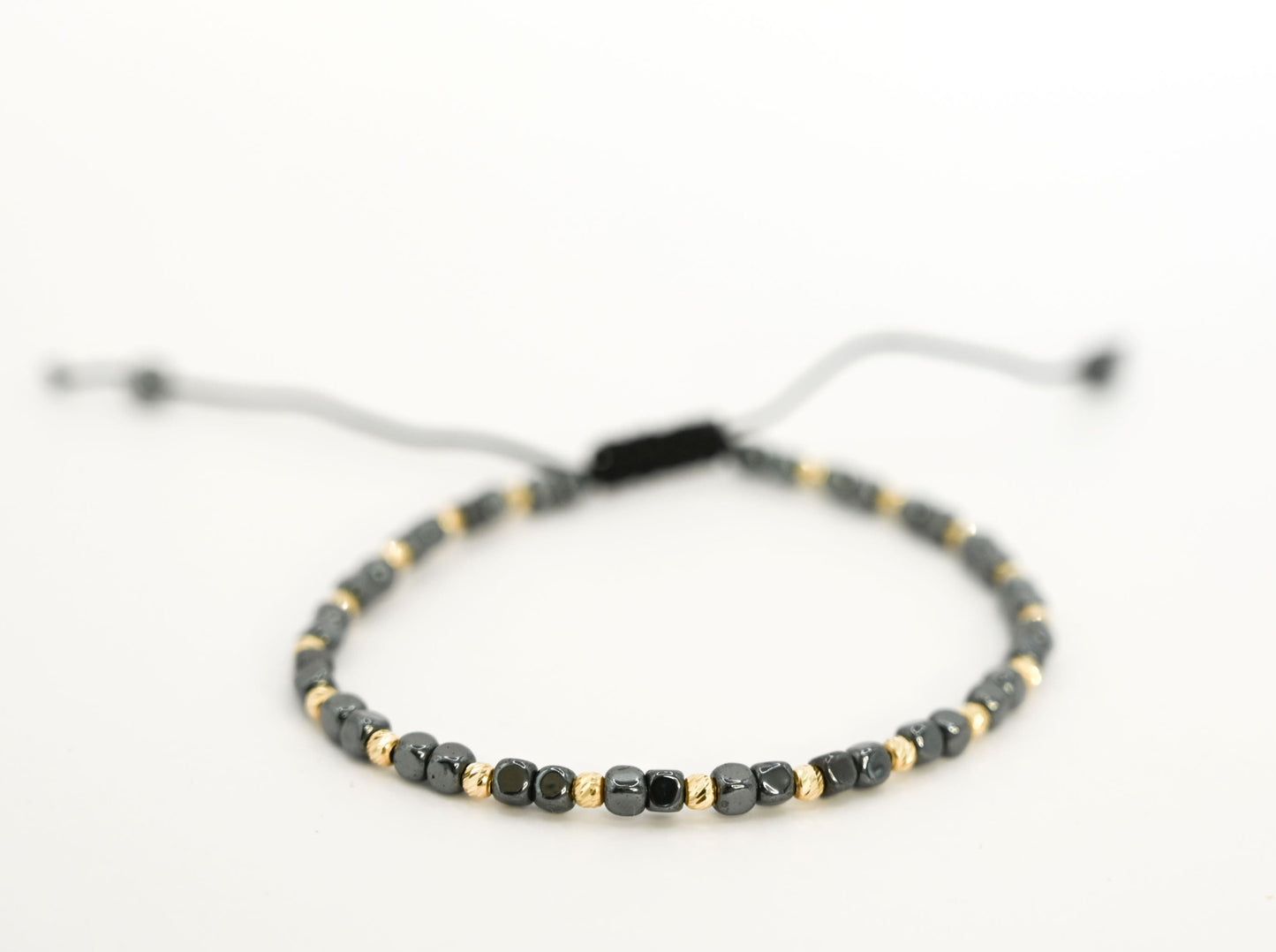 Kralenarmband met keramieken en gouden bolletjeskralen: stijlvol & rebels
