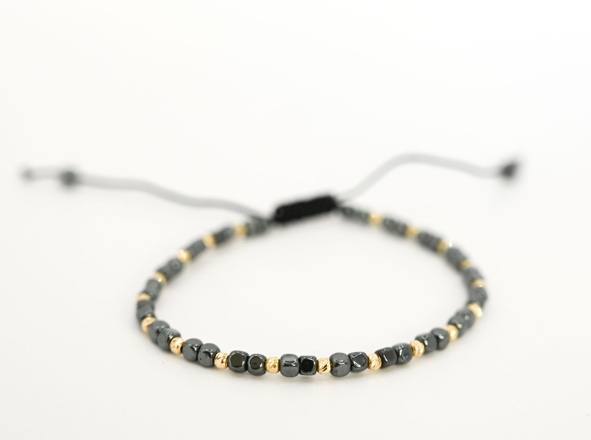 Kralenarmband met keramieken en gouden bolletjeskralen: stijlvol & rebels