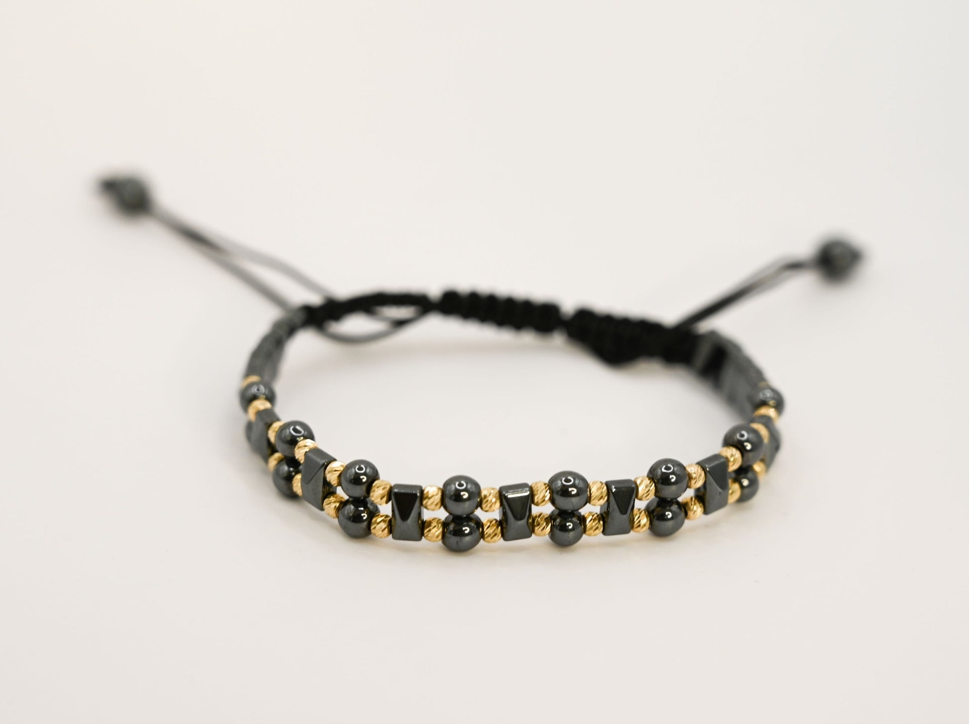Kralenarmband met antraciet keramiek en goud: stijlvol & rebels