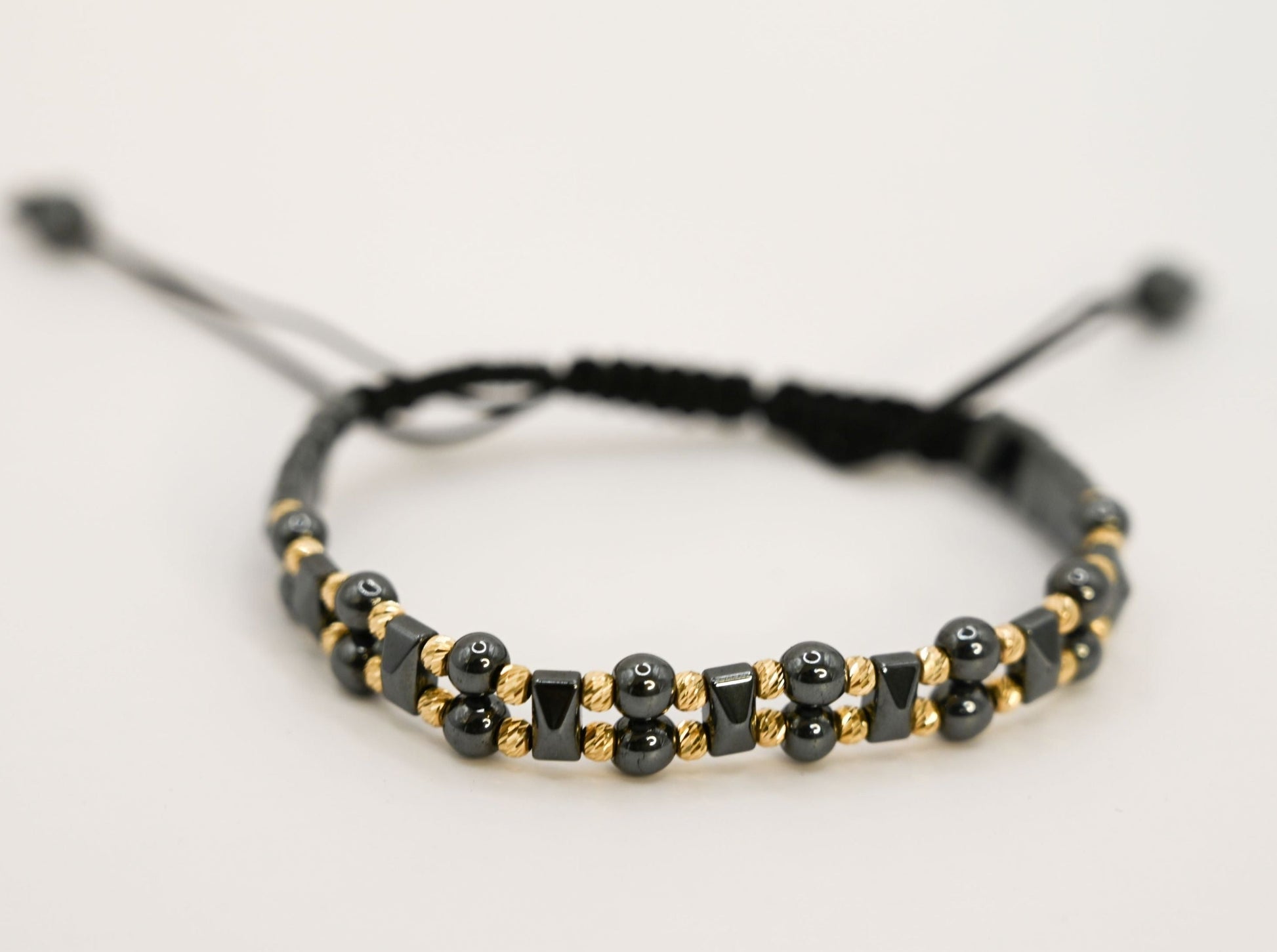 Kralenarmband met antraciet keramiek en goud: stijlvol & rebels