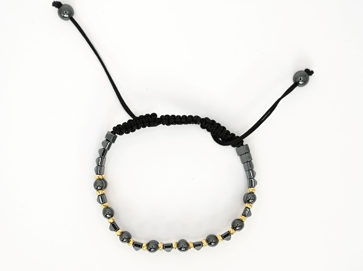 Kralenarmband met antraciet keramiek en goud: stijlvol & rebels