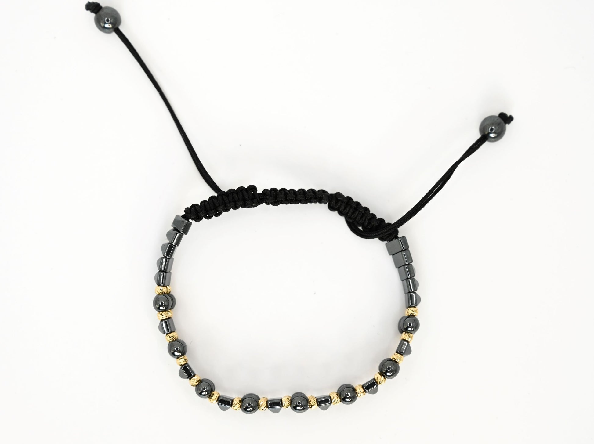 Kralenarmband met antraciet keramiek en goud: stijlvol & rebels