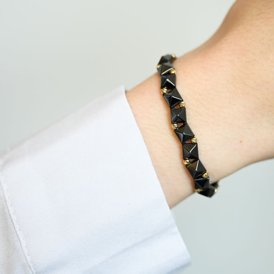Rebellion II Gouden kralenarmband met geometrische keramische kralen