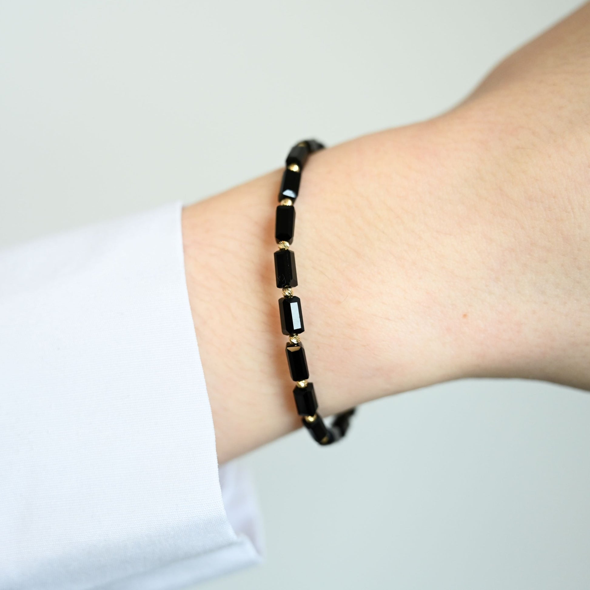 Rebellion Slim Stijlvolle en minimalistische armband met 14 karaat gouden kralen