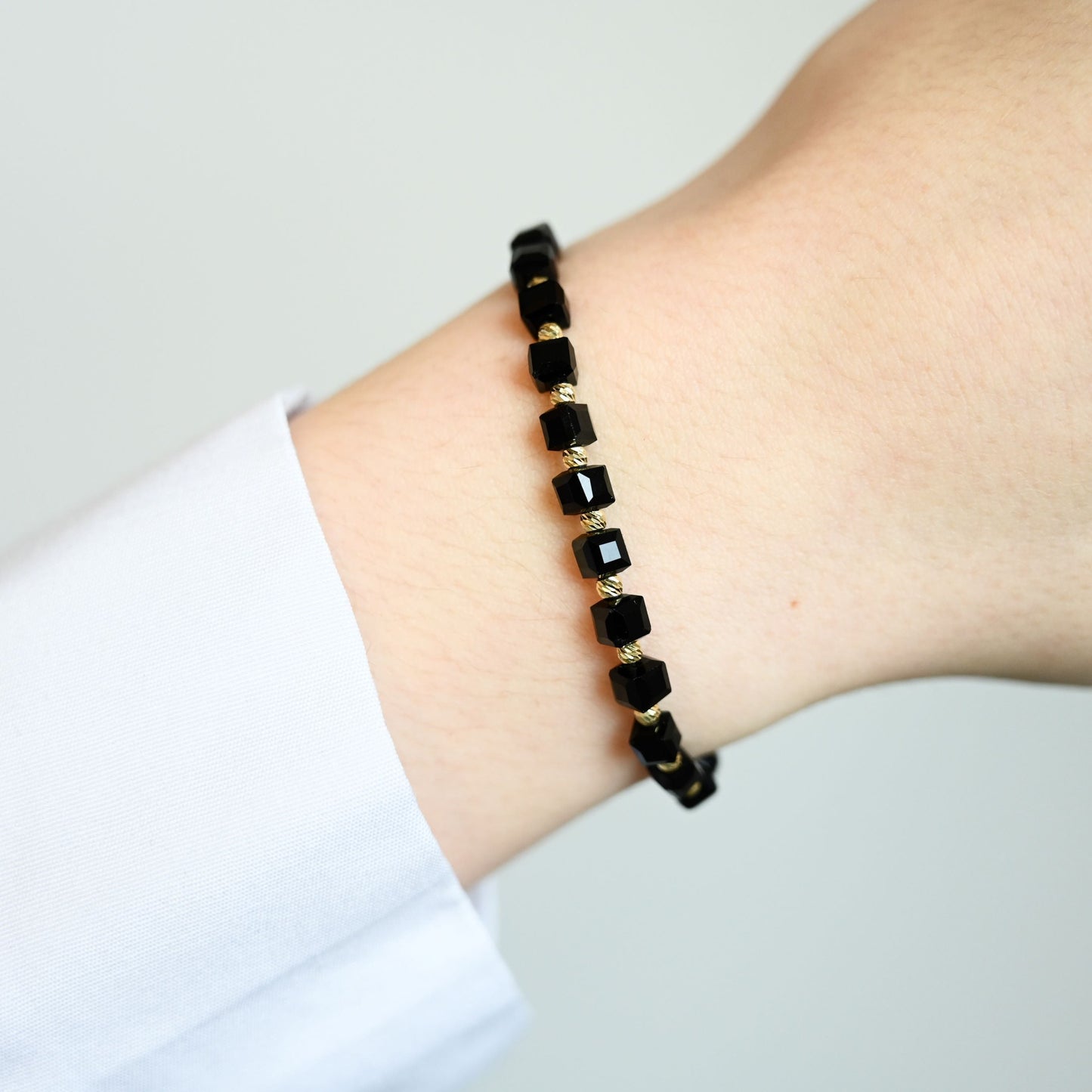 Rebellion Square Een unieke, krachtige armband met 14 karaat gouden kralen