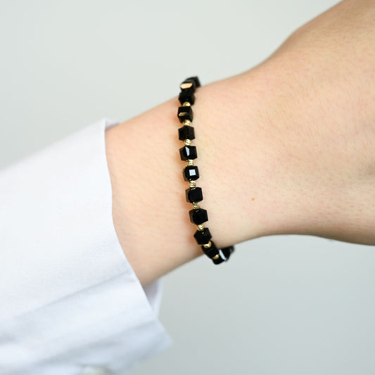 Rebellion Square Een unieke, krachtige armband met 14 karaat gouden kralen